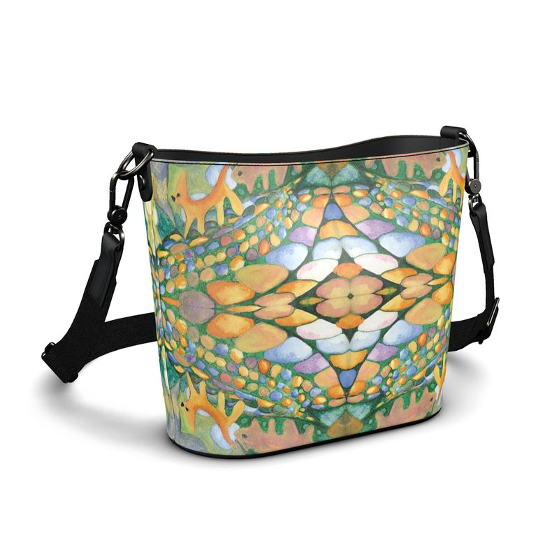 AQ330. Waar de vogel vloog. Penzance Large Leather Bucket Tote..