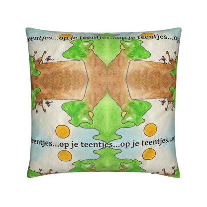 AQP578. Op je teentjes. Product: Groot zacht kussen met echte veren.