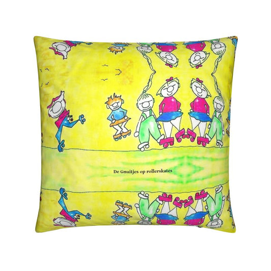 AQP444. Kussens: Gnuitjes op rollerskates.